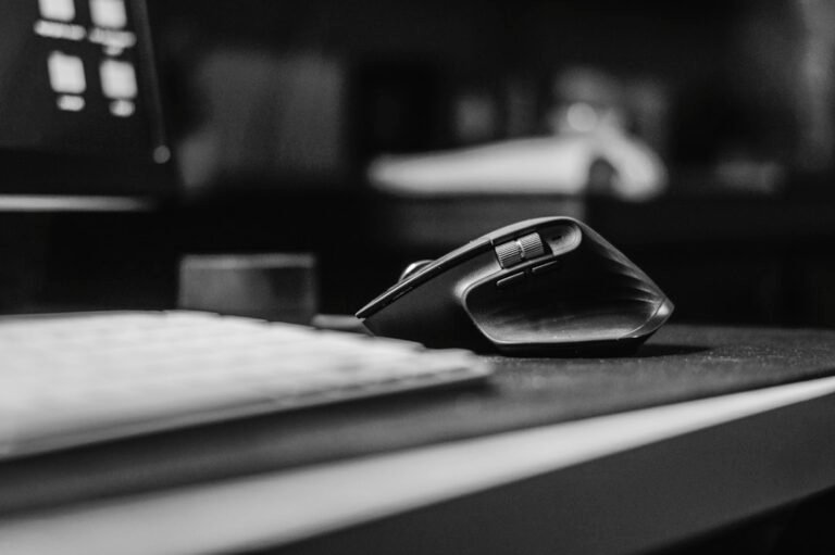 The Ultimate Guide to Choosing and Using an Ergonomic Mouse – Say Goodbye to Wrist Pain and Boost Your Productivity